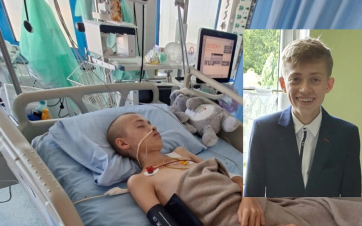 Chłopiec w szpitalu, obok zdjęcie uśmiechniętego rówieśnika.