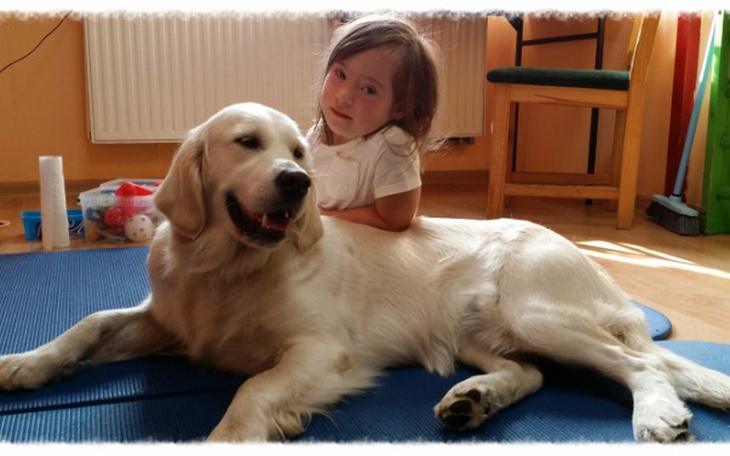 Dziewczynka z psem, spędzająca czas razem na macie.