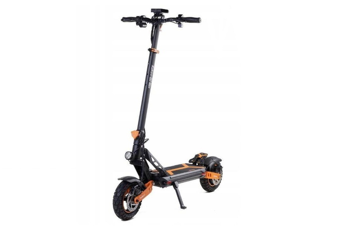 Nowoczesna hulajnoga elektryczna na białym tle.