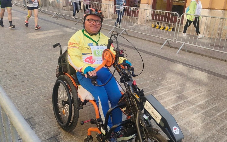 Osoba na wózku inwalidzkim podczas zawodów sportowych.