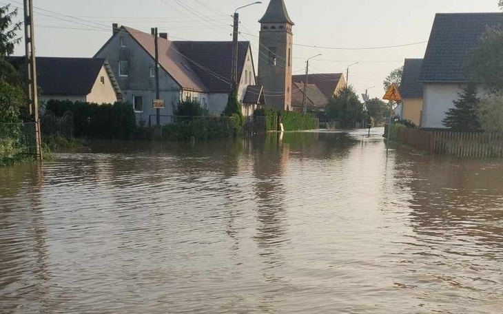Zalane wodą ulice w małej miejscowości.