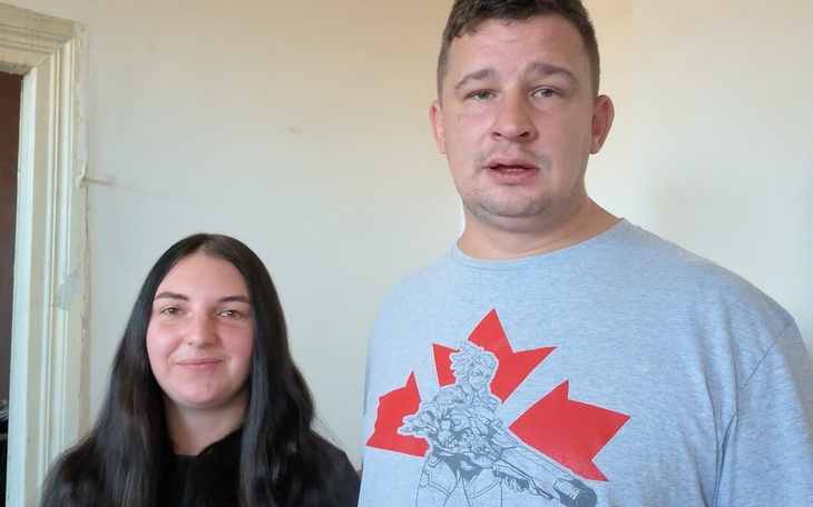 Kobieta i mężczyzna pozują razem do zdjęcia w pomieszczeniu.