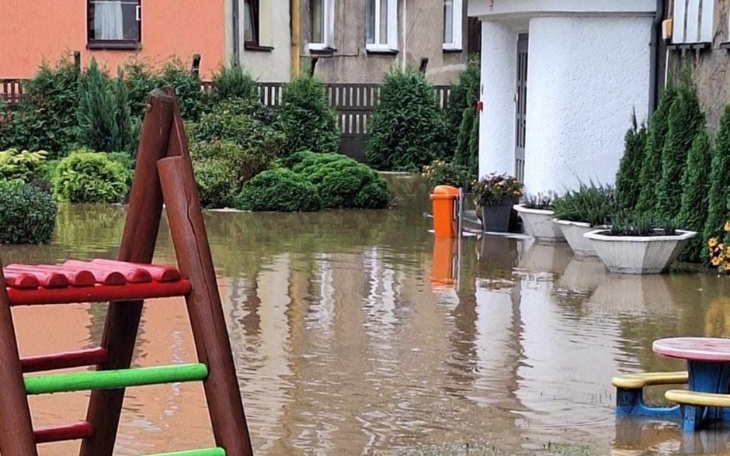 Zalany plac zabaw po intensywnych opadach deszczu.