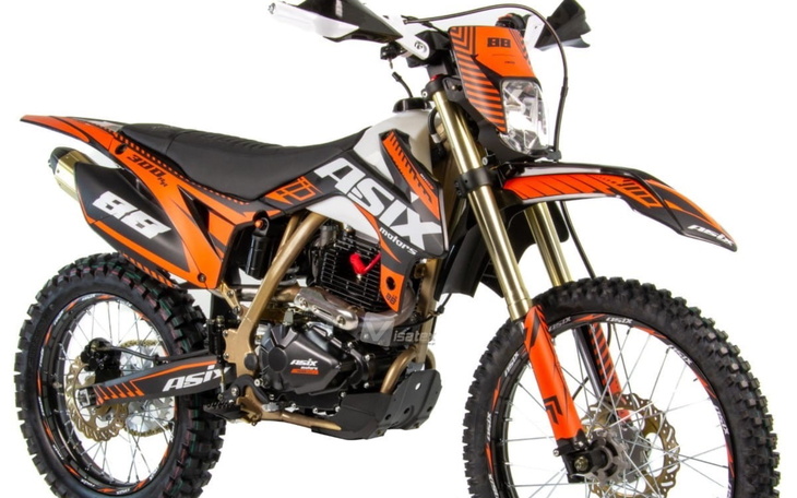 Motocykl terenowy w intensywnych kolorach, gotowy do akcji.