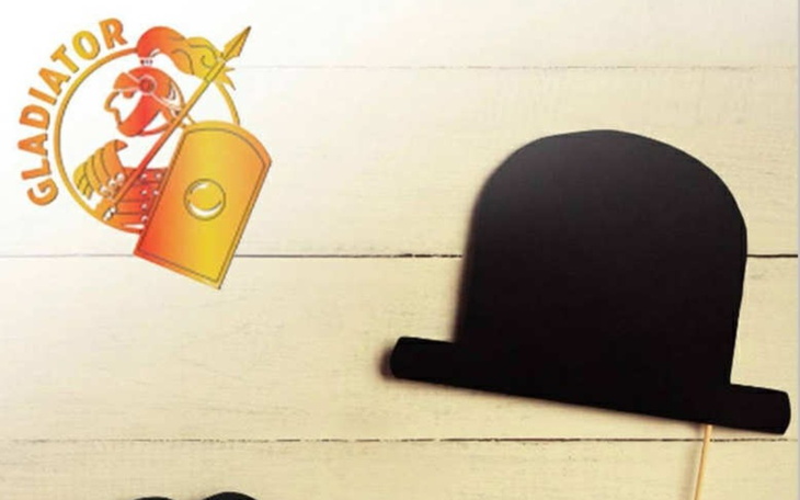 Czarne kapelusze na tle logo Gladiatora, symbolizujące zabawę.