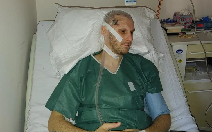 Mężczyzna w szpitalu z opaską na głowie.