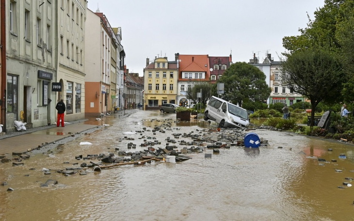 Zalane ulice po powodzi, zniszczenia w mieście.