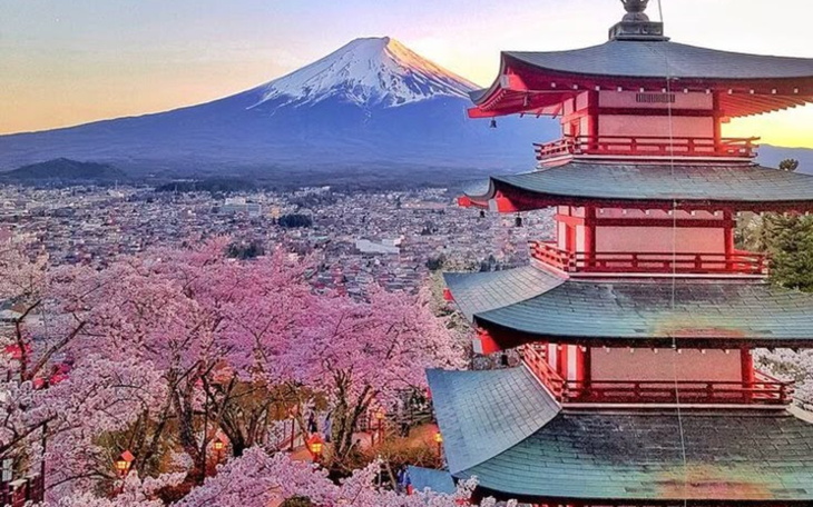 Widok na górę Fuji i pagodę wśród kwitnących wiśni.