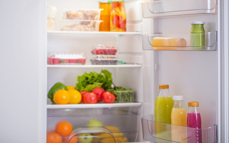 Lodówka pełna świeżych owoców i napojów.