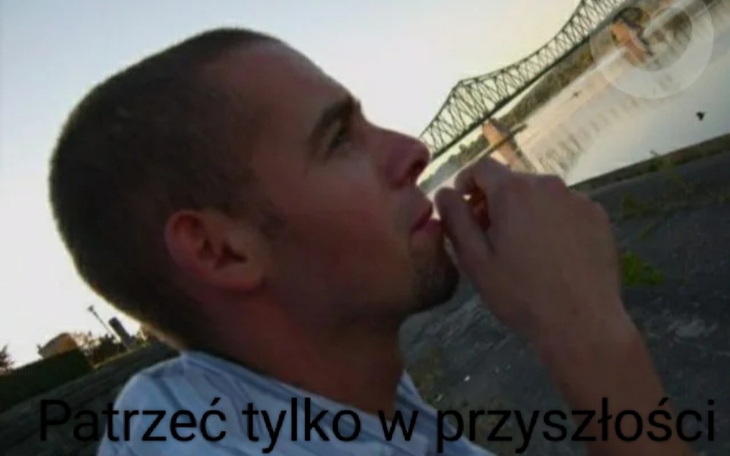 Mężczyzna myślący o przyszłości, z widokiem na rzekę.