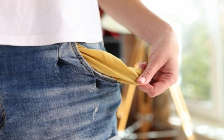 Osoba pokazująca pustą kieszeń spodni.