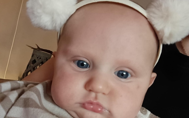 Mężczyzna malujący obraz w swoim pokoju.