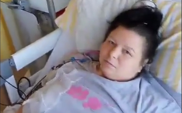 Kobieta leżąca w szpitalnym łóżku.