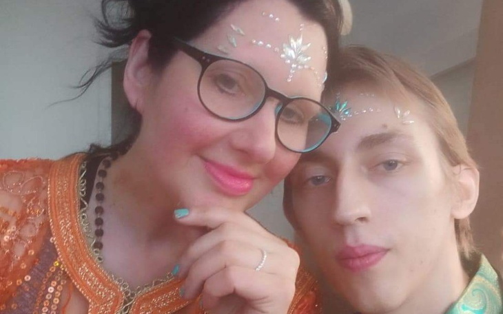 Kobieta i młody mężczyzna w kolorowych strojach.