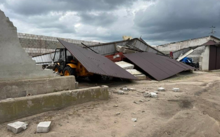 Zniszczony budynek z przewróconym dachem.