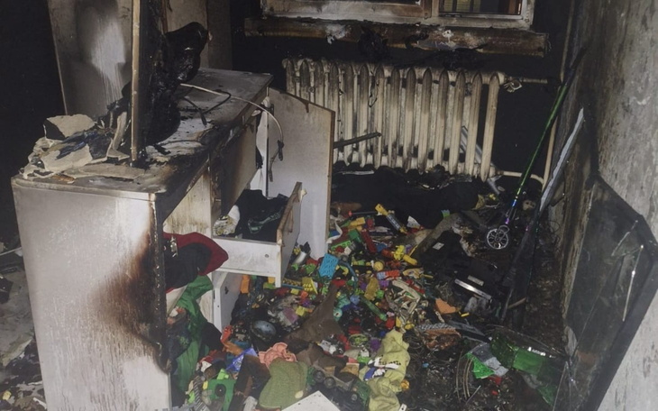 Zniszczone wnętrze po pożarze, z bałaganem i zniszczeniami.