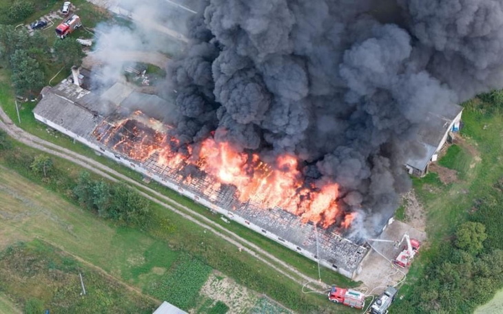 Widok z góry na pożar, dym i ogień w budynku.