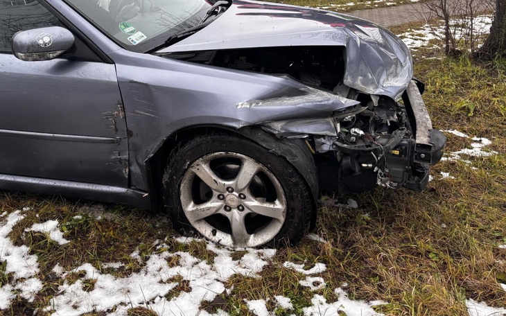 Osoba leżąca na łóżku z pluszowym zwierzątkiem w rękach.