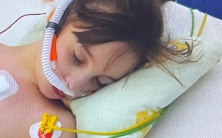 Kobieta w szpitalu, podłączona do aparatury medycznej.