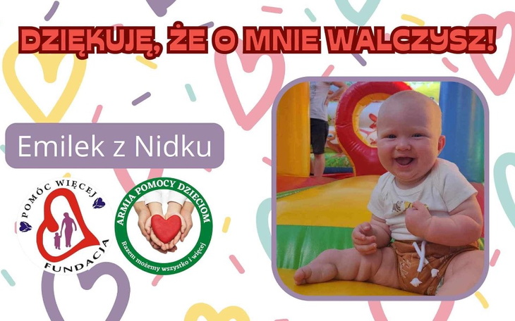 Uśmiechnięty niemowlak bawi się na dmuchanym zjeżdżalni.