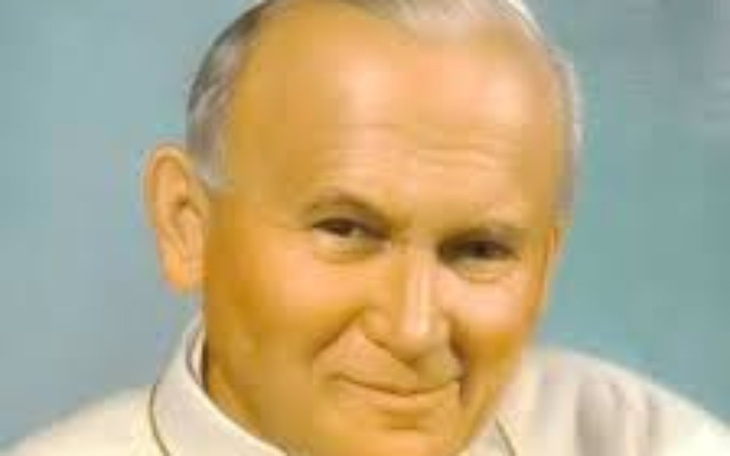 Portret Jana Pawła II, uśmiechnięta twarz papieża.