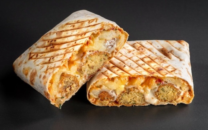 Tortilla z nadzieniem, pokrojona na pół.