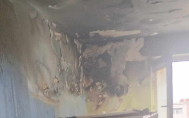 Zniszczony pokój z odchodzącą farbą i wilgocią.