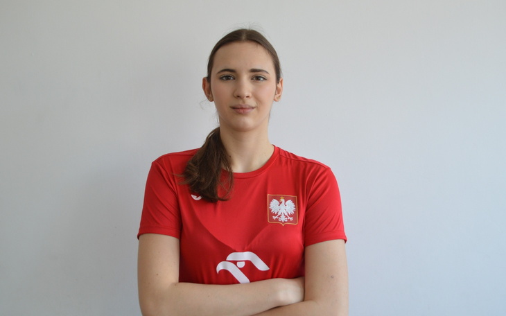 Młoda kobieta w koszulce reprezentacji Polski.