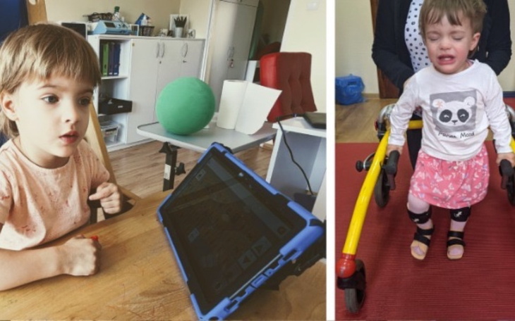 Dziecko bawiące się z tabletem, obok drugie dziecko w wózku.