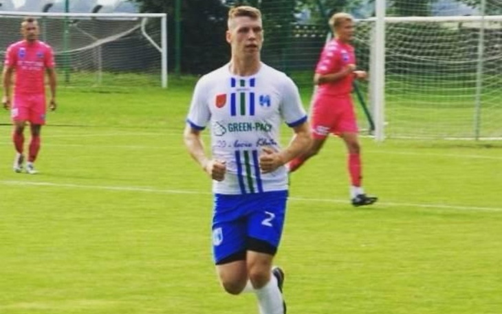 Piłkarz biegnący po boisku w trakcie meczu.