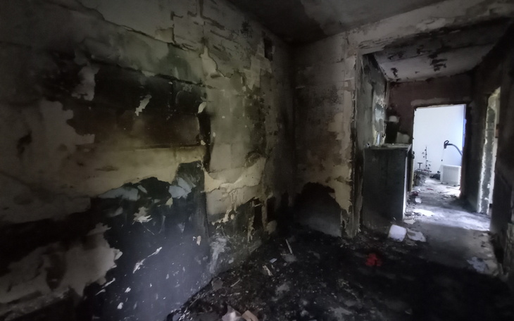 Zniszczony pokój z uszkodzoną ścianą.