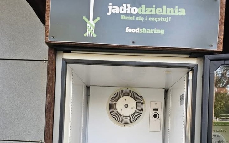 Lodówka do dzielenia się jedzeniem, z napisem foodsharing.