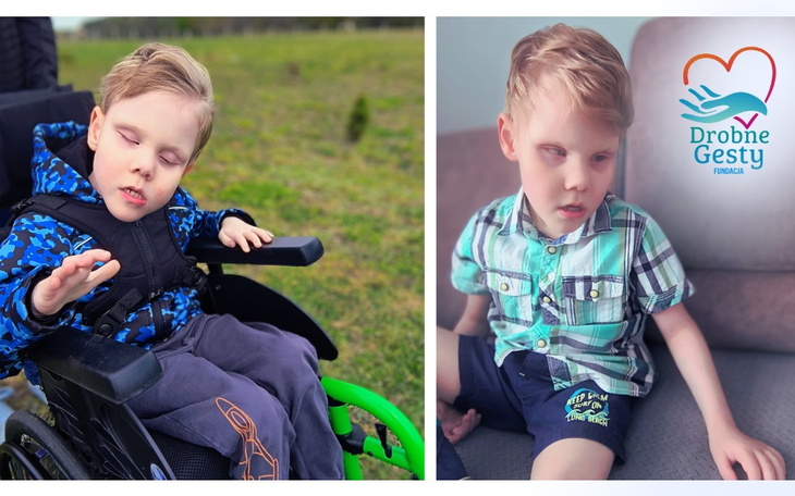 Chłopiec w wózku, z wyraźnym zainteresowaniem otoczeniem.