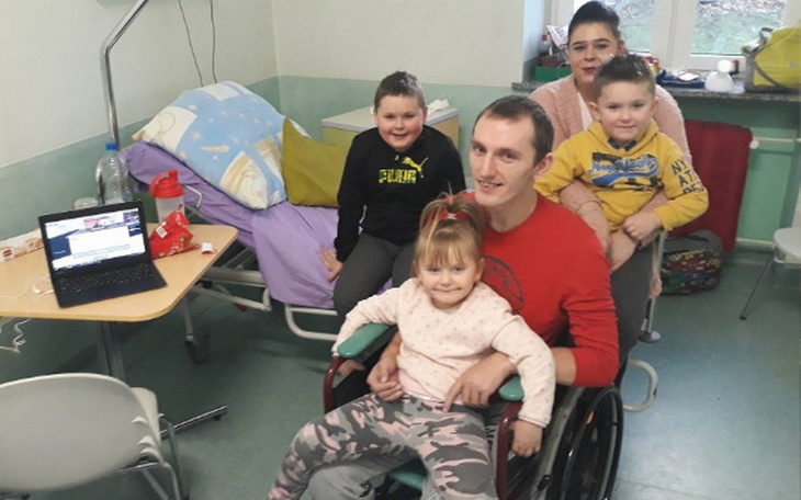 Rodzina z dziećmi w szpitalu, uśmiechnięta i zjednoczona.
