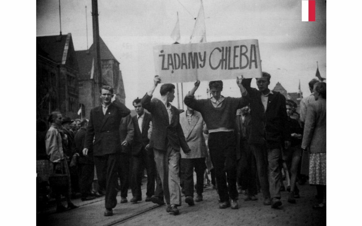 Historyczne zdjęcie protestu z transparentem o chlebie.