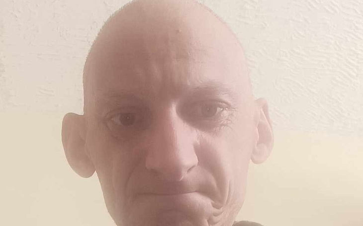 Portret mężczyzny z wyraźnym smutkiem na twarzy.