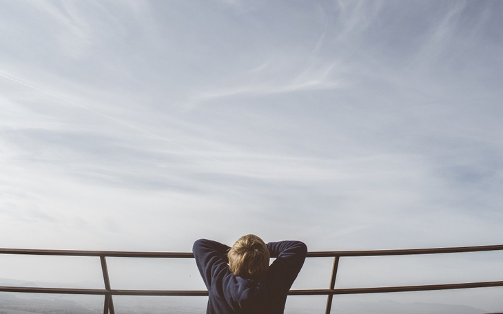 Chłopiec relaksujący się z widokiem na niebo.