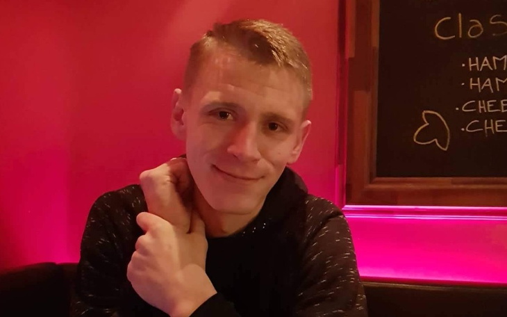 Mężczyzna uśmiechający się w restauracji.