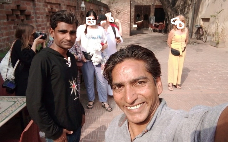 Wolontariusze rozdający jedzenie osobom w potrzebie.