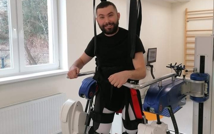 Rehabilitacja z użyciem specjalistycznego urządzenia w jasnym pomieszczeniu.