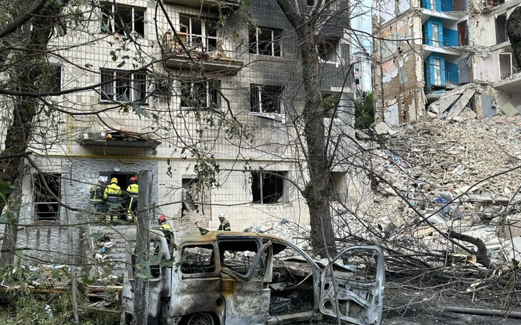 Zniszczony budynek po katastrofie, z ratownikami w akcji.