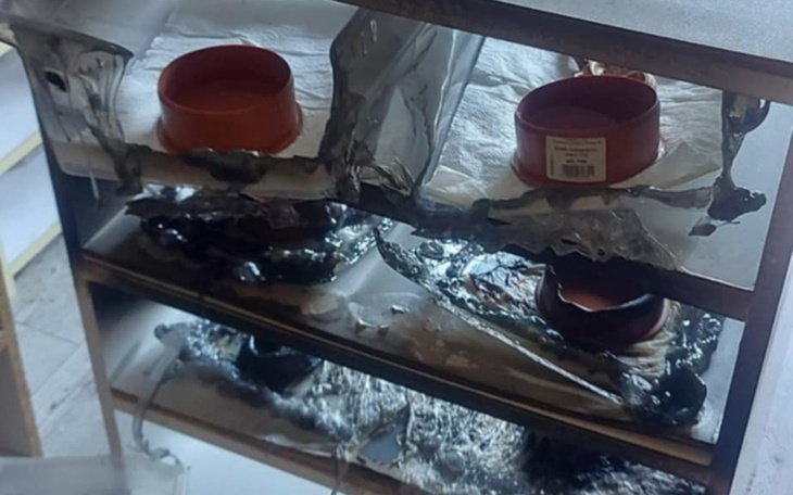 Zniszczona półka z miseczkami, ślady po pożarze.