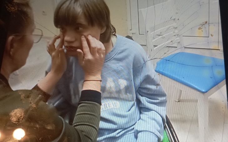 Osoba w niebieskiej bluzie podczas badania.