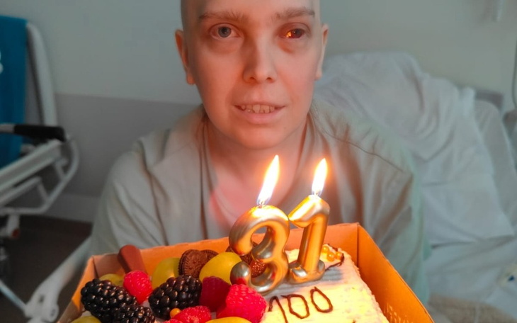 Kobieta z tortem urodzinowym w szpitalu.