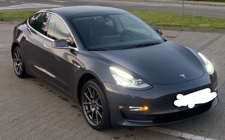 Nowoczesny samochód elektryczny zaparkowany na ulicy.