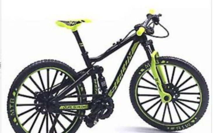 Czarny rower górski z zielonymi akcentami, idealny do jazdy w terenie.