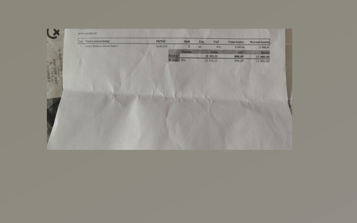 Zgubiony dokument na szarym tle.