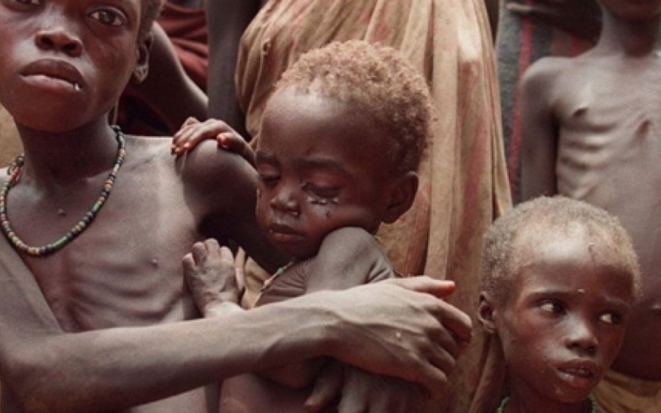 Dzieci w trudnej sytuacji życiowej, z wyraźnym głodem.