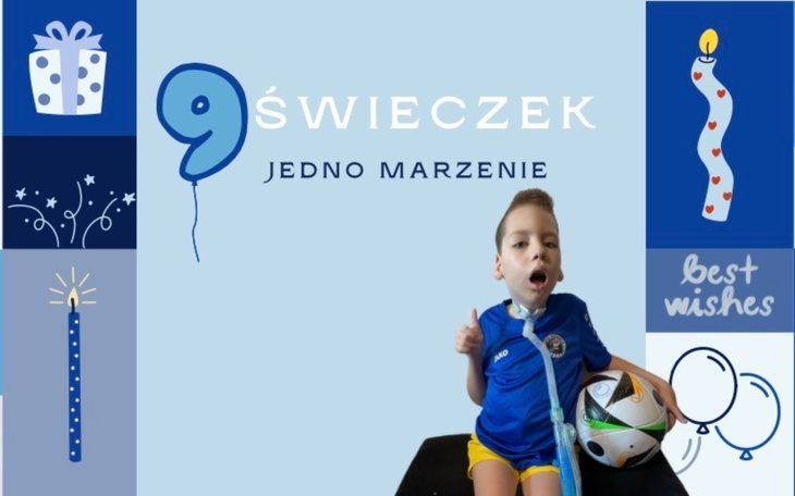 Chłopiec z piłką na urodzinach, obok świeczki i życzenia.