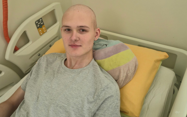 Młody mężczyzna leżący w szpitalnym łóżku.